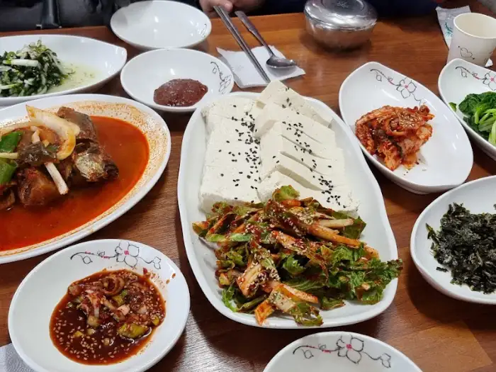 플레이팅 된 두부와 샐러드, 그리고 기타 반찬들
