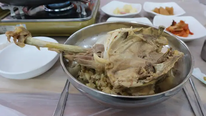 푸짐하게 담긴 백숙과 찹쌀밥