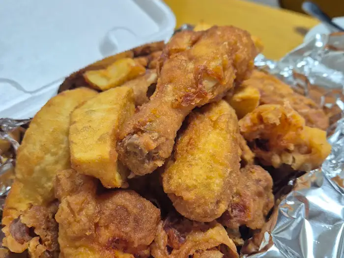 후라이드 치킨과 감자튀김