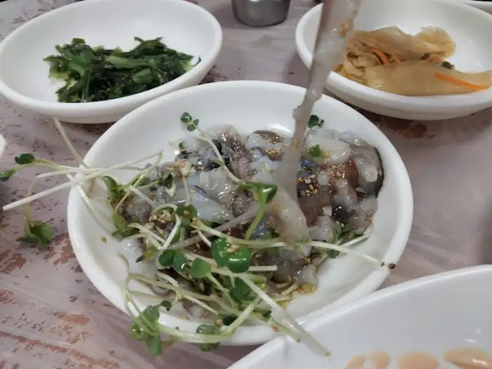 꿈틀거리는 산낙지