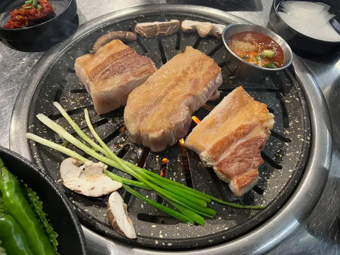 숯불 위에서 구워지는 삼겹살