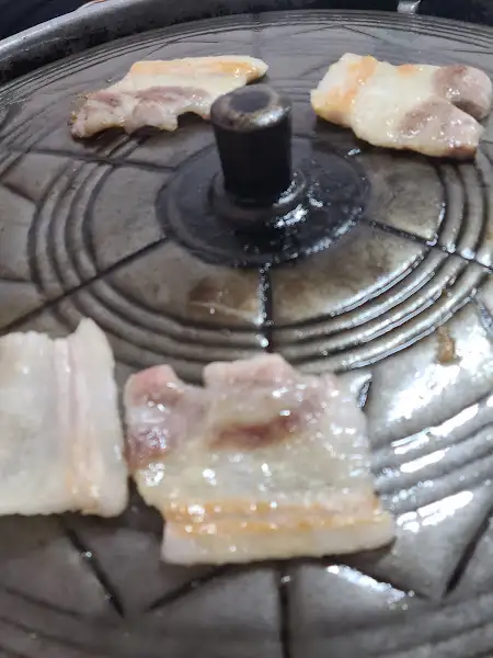 불판에서 익어가는 삼겹살
