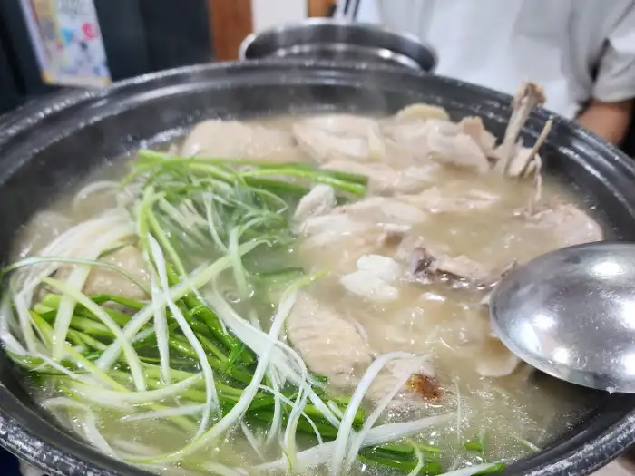 오리백숙 국물과 오리고기