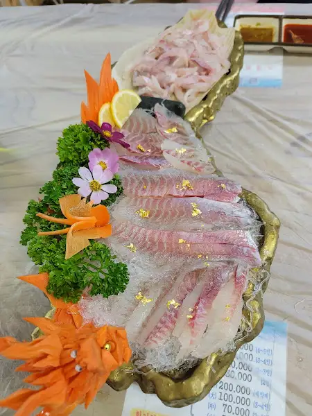 금가루 뿌려진 회 플레이팅