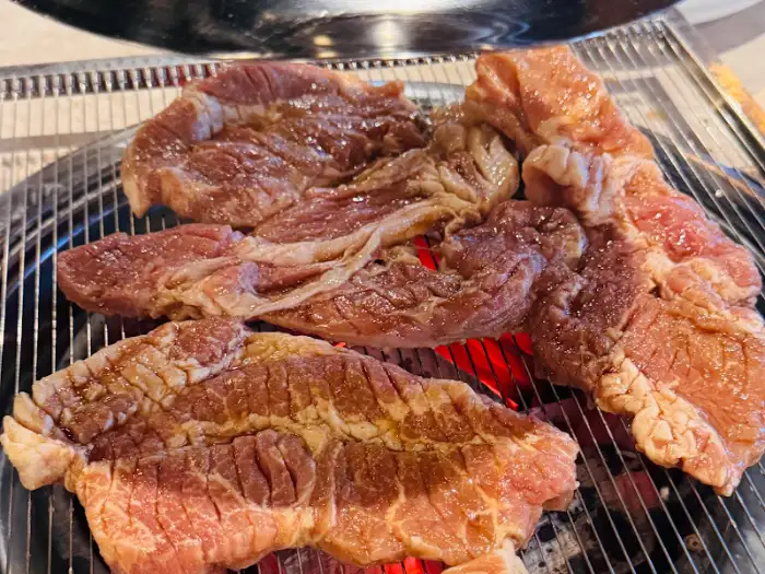 숯불 위에서 익어가는 갈비