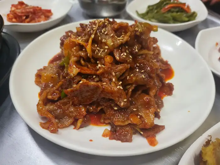 접시에 담긴 두루치기 클로즈업
