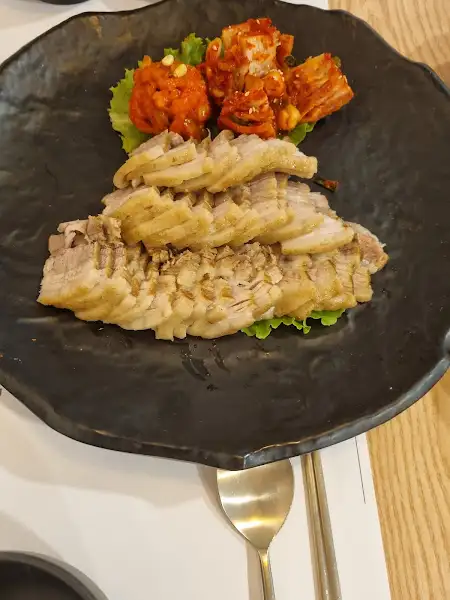 보쌈과 김치가 담긴 접시