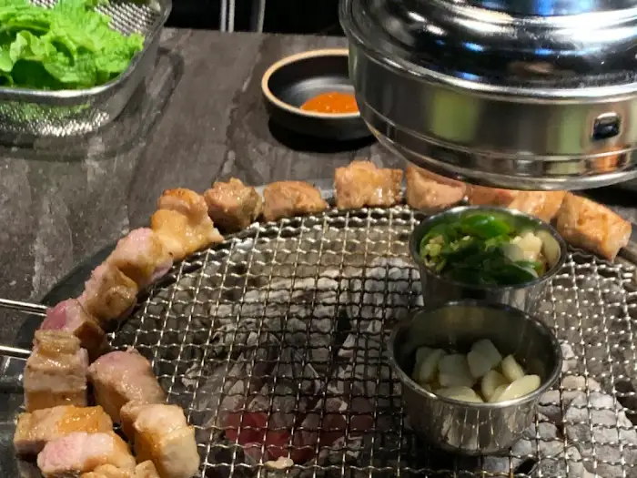 쌈 채소와 곁들여 먹는 고기