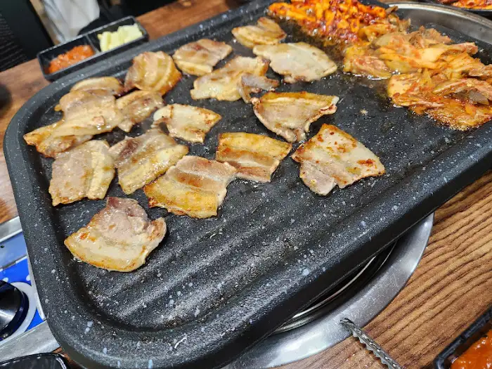 불판 위에서 익어가는 오겹살