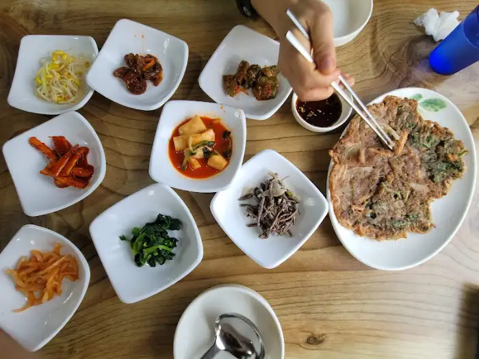 정갈하게 차려진 반찬들