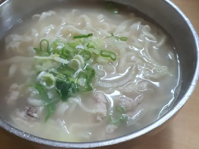 진하고 뽀얀 닭칼국수 국물