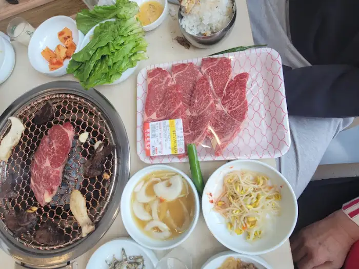 숯불 위에서 구워지고 있는 소고기 조각