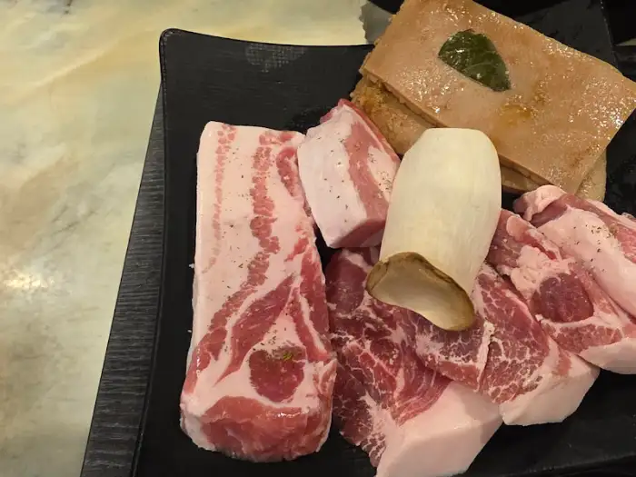 불판 위에서 맛있게 익어가는 꼬들목살