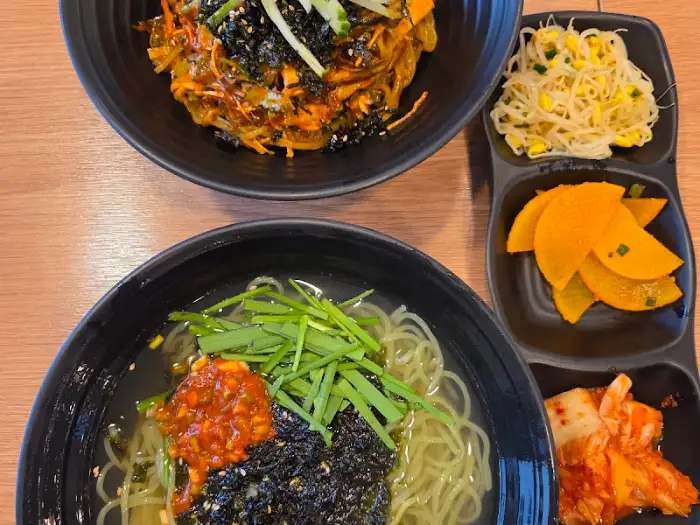 국수 두 그릇과 반찬