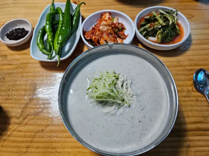 오이가 올라간 콩국수