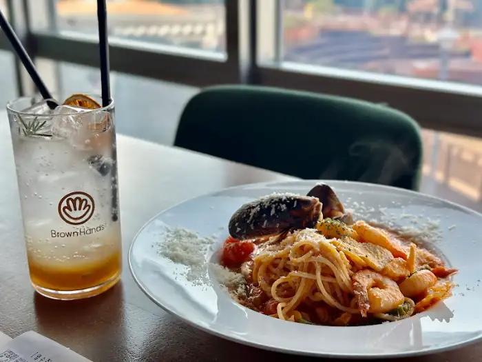 음료와 해산물 토마토 파스타