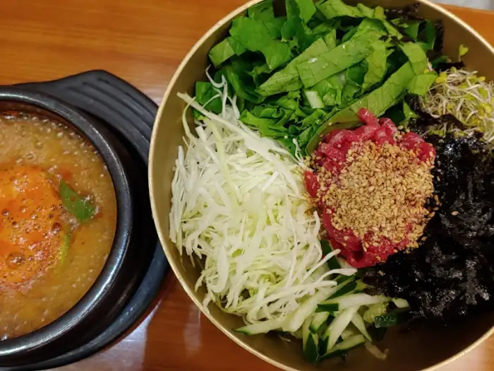 육회비빔밥 재료 모습