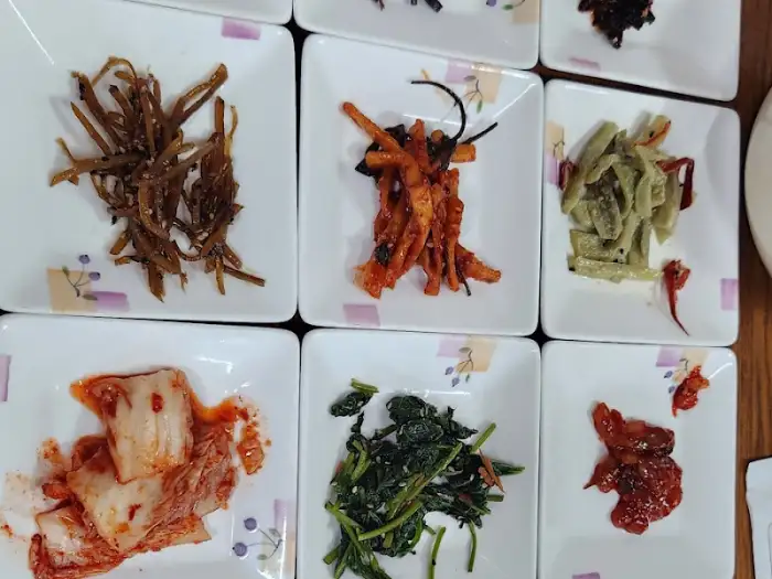 다양한 나물 무침과 볶음 요리