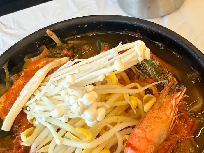 전복 뚝배기에 담긴 해산물과 버섯