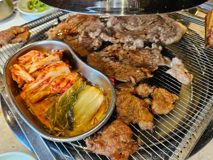 다양하게 구워지고 있는 고기