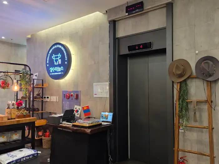 매장 입구와 로고