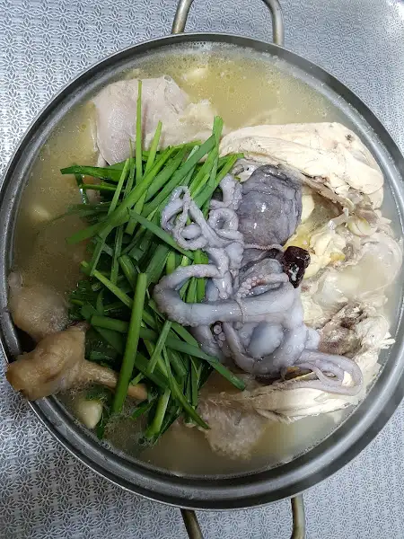 문어 한 마리가 통째로 들어간 음식