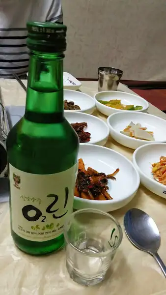 테이블에 놓인 소주와 여러 가지 반찬들.