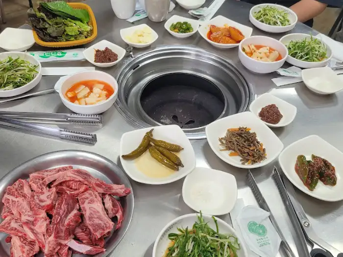 다양한 반찬과 함께 준비된 식탁