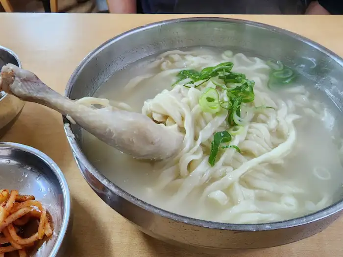 닭고기와 면발이 어우러진 닭칼국수