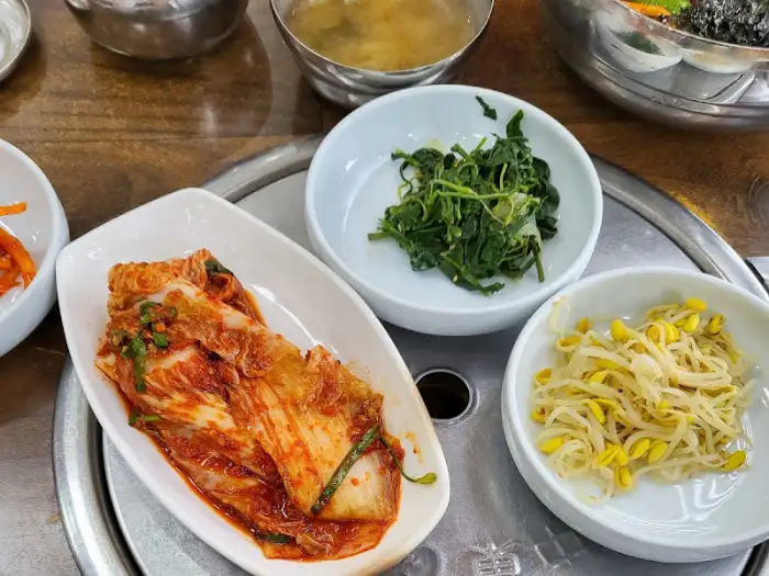 다양한 밑반찬들