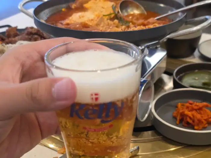 맥주잔과 음식