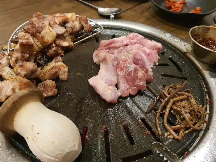 잘 익은 꼬들목살 한 점의 영롱한 자태