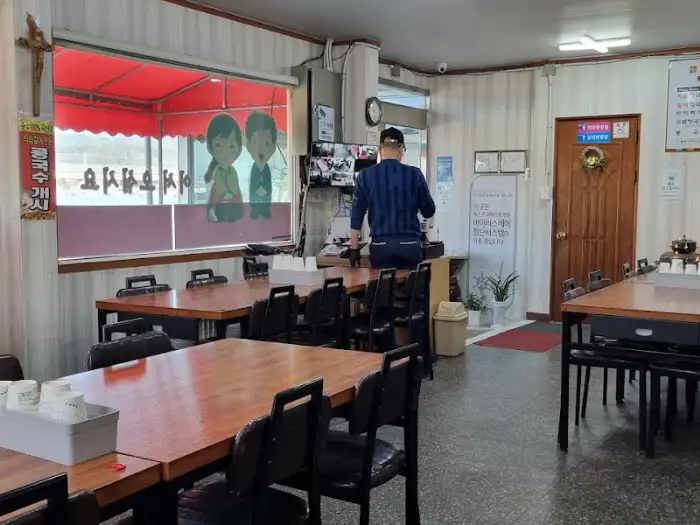 식당 내부 모습, 테이블과 의자, 직원 모습