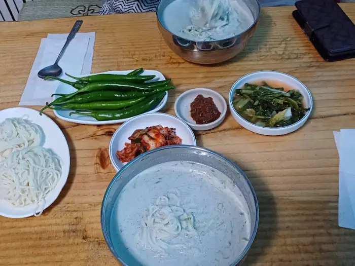 콩국수와 곁들여 나온 반찬들
