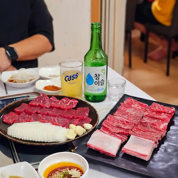 다양한 한우 부위와 곁들임
