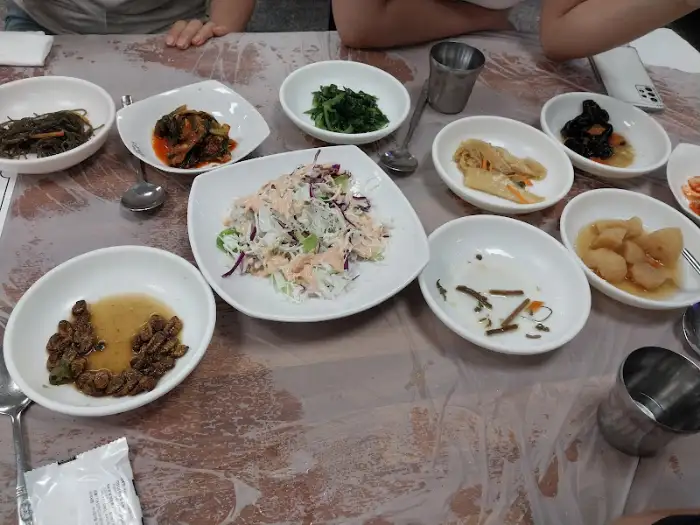 다양한 밑반찬이 놓인 상차림