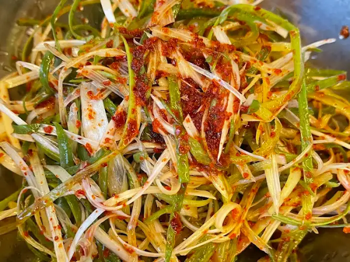 매콤하게 버무려진 파채 무침