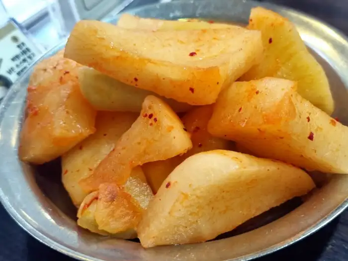 먹음직스러운 수육 한 접시