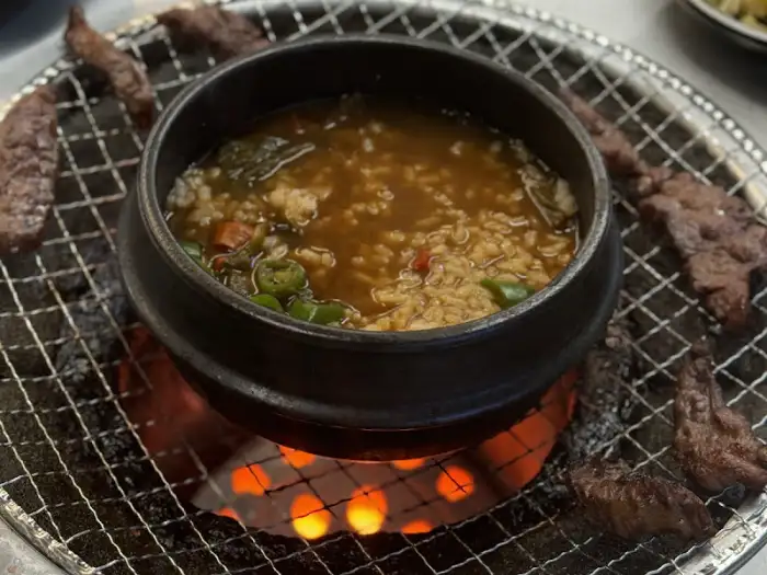 육장갈비 태백점의 고기 굽는 모습