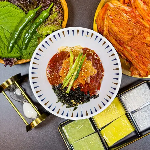 매콤한 비빔국수와 곁들임 채소
