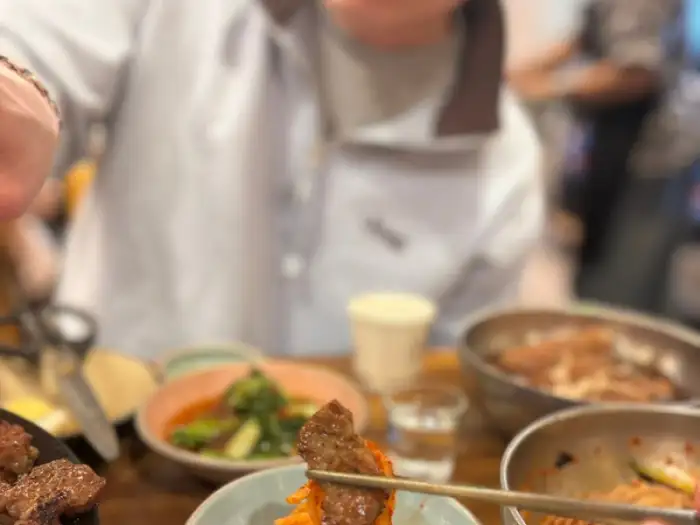 잘 익은 돼지갈비 한 점