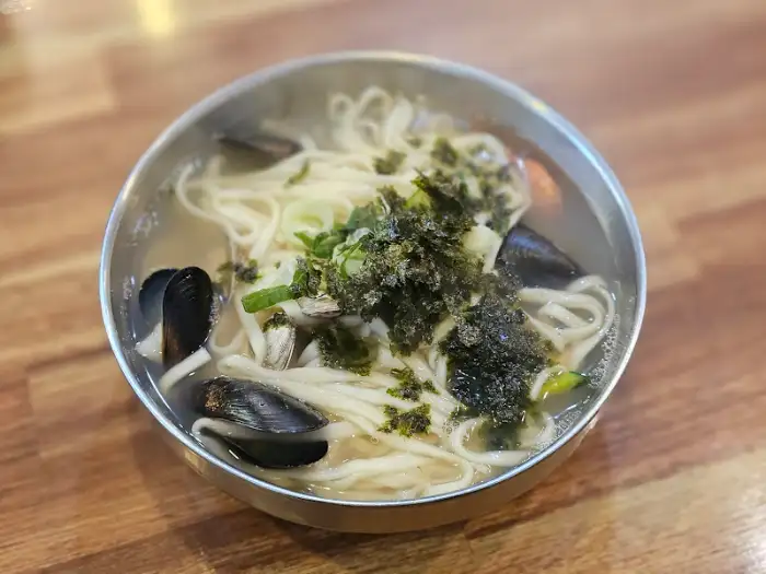 푸짐한 해물과 면발이 담긴 칼국수