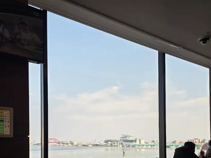 통창 너머로 보이는 속초의 도시 야경