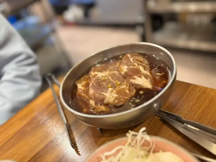 양념 돼지갈비 굽는 모습