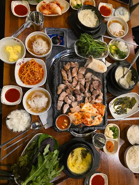 다양한 곁들임 찬과 함께 즐기는 삼겹살