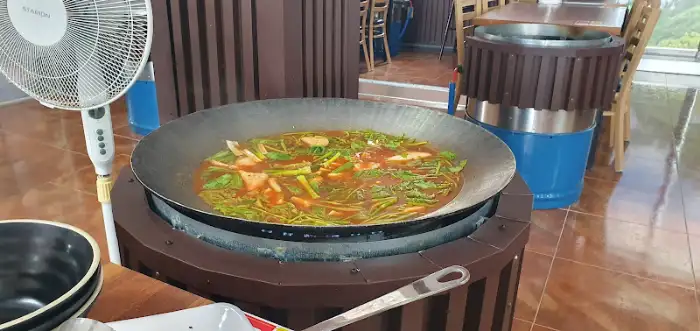 뜨겁게 끓고 있는 장어요리
