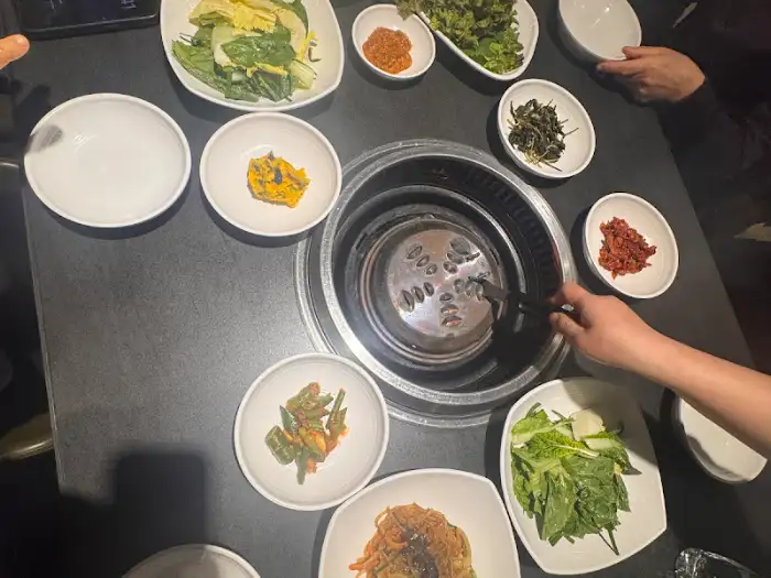 다양한 밑반찬과 쌈채소