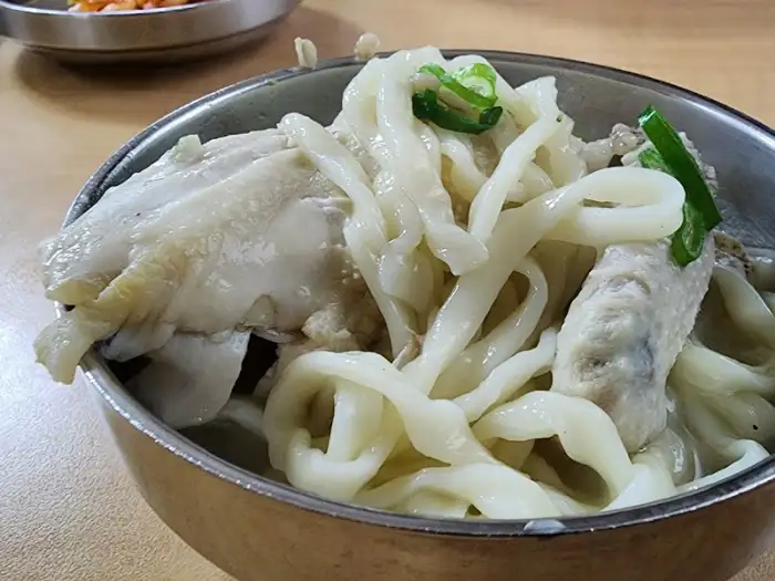 닭칼국수에 들어있는 닭 부위