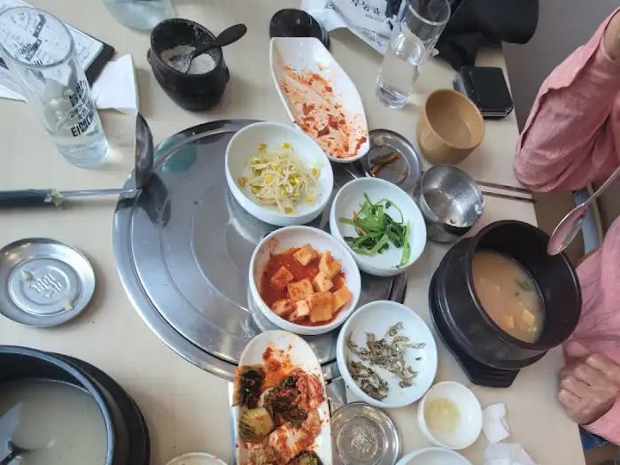 신선한 채소와 육회가 올라간 비빔밥