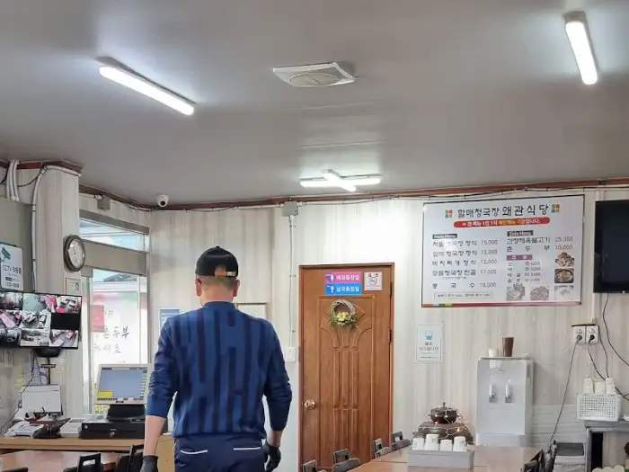 식당 내부, 카운터와 직원의 모습